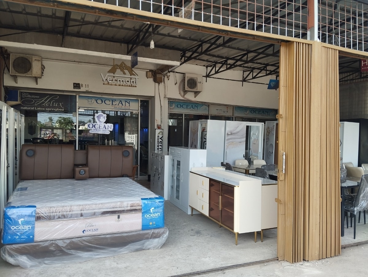 Area display depan toko furniture Vermont Palembang, terkadang di area depan ini Vermont mengadakan bazaar sale furniture. Area display depan toko furniture Vermont Palembang, terkadang di area depan ini Vermont mengadakan bazaar sale furniture.