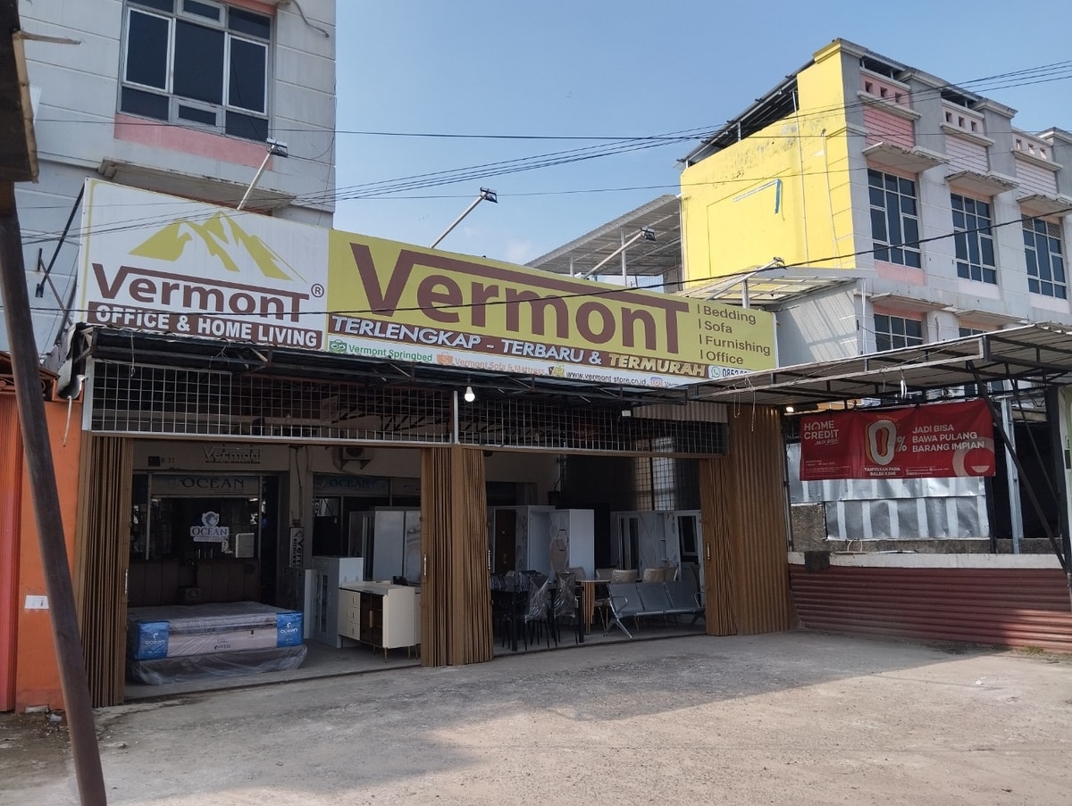 Halaman depan toko furniture Vermont Office & Home Living Palembang Halaman depan toko furniture Vermont Office & Home Living Palembang