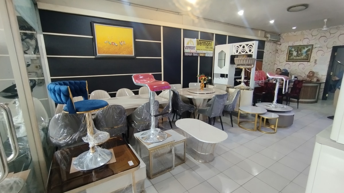Tersedia juga meja tamu, kursi bar, buffet sekat dan meja makan full marmer Tersedia juga meja tamu, kursi bar, buffet sekat dan meja makan full marmer