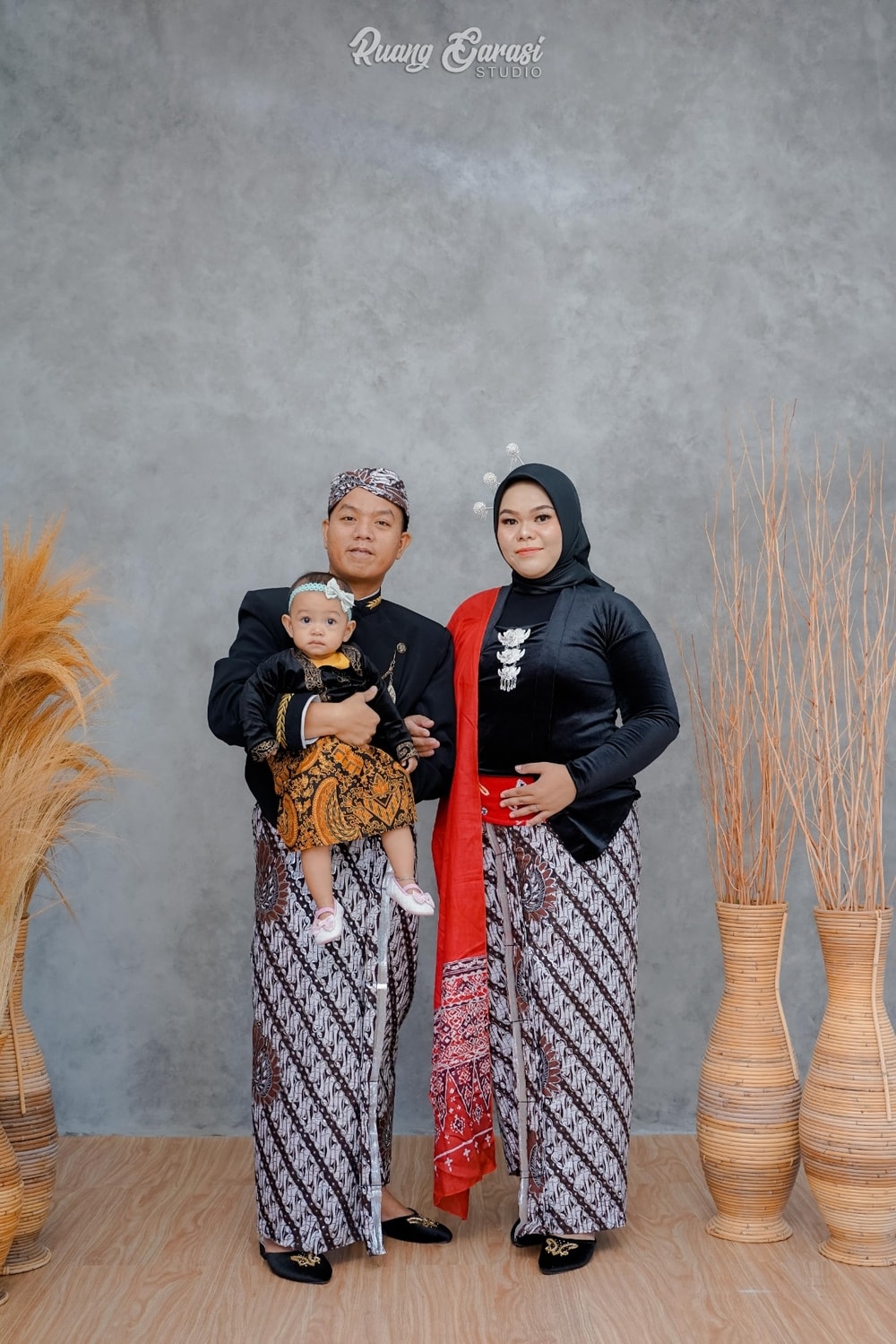 Foto Keluarga Adat Jawa Ica di Ruang Garasi Studio