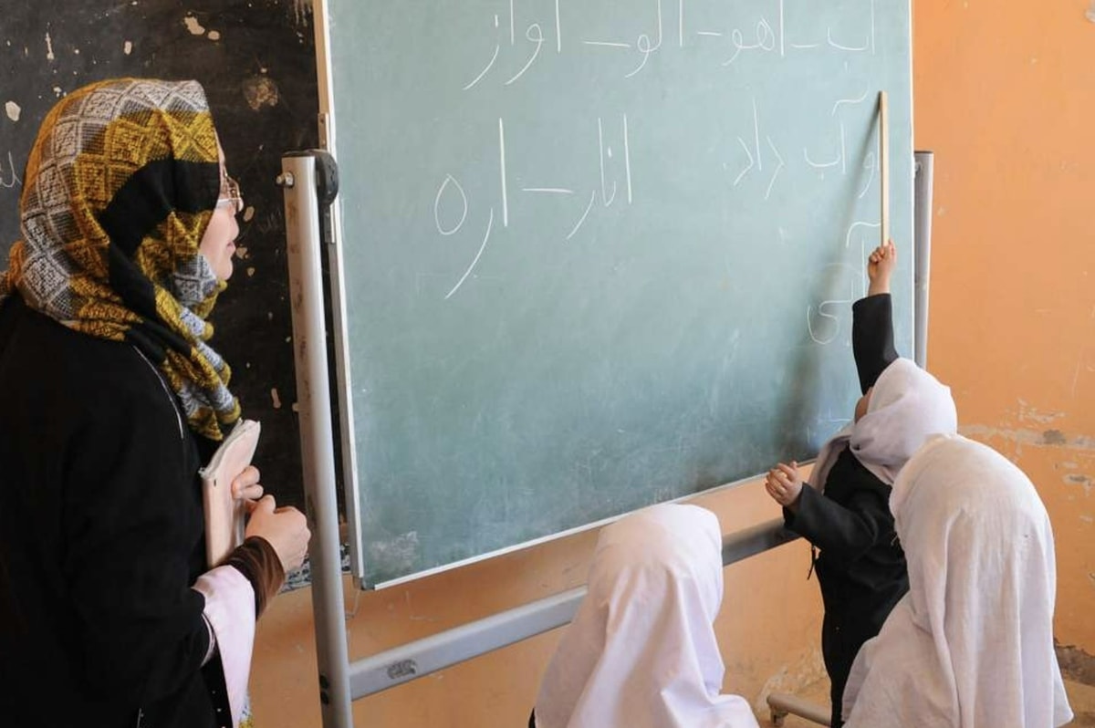 Kedudukan Guru dalam Islam, Ayat dan Hadits Serta Adab Terhadap Anak Didik