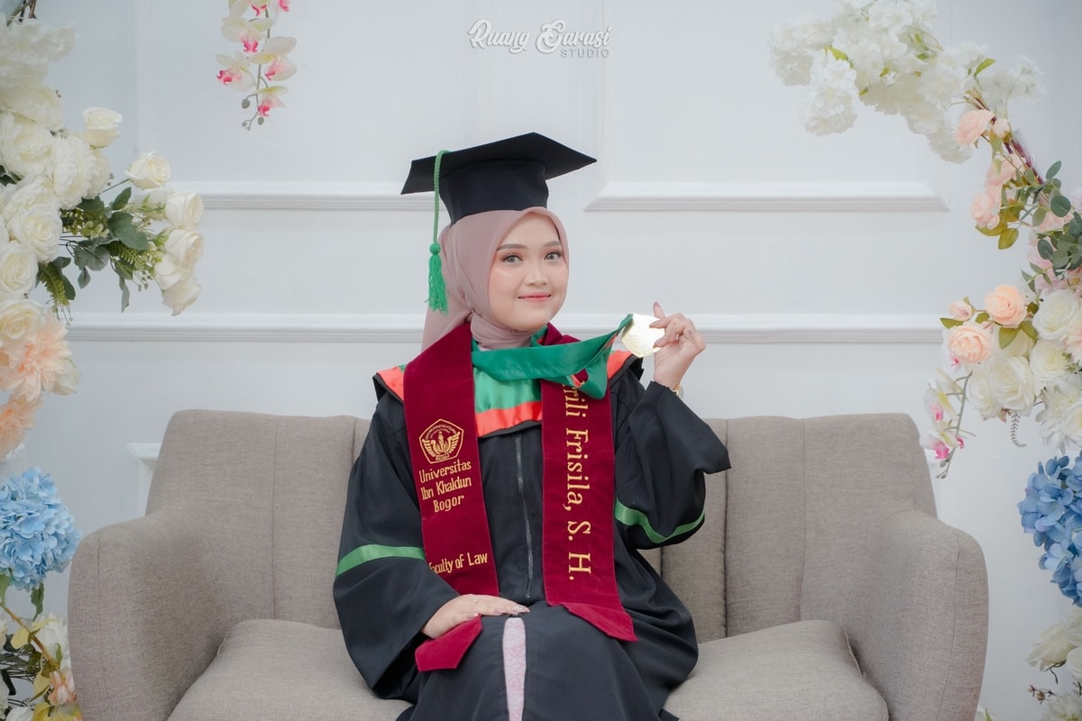 Foto Wisuda Frili | Ruang Garasi Studio