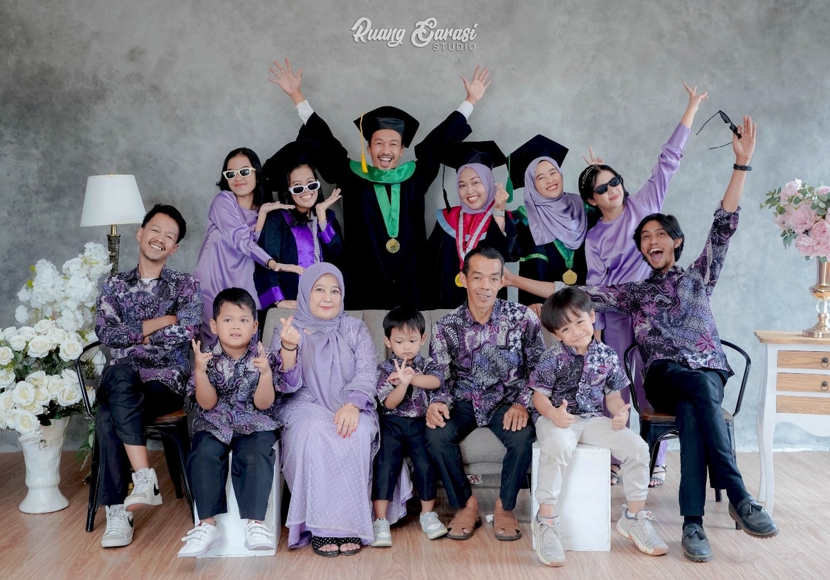 Foto Wisuda Ayu di Ruang Garasi Studio