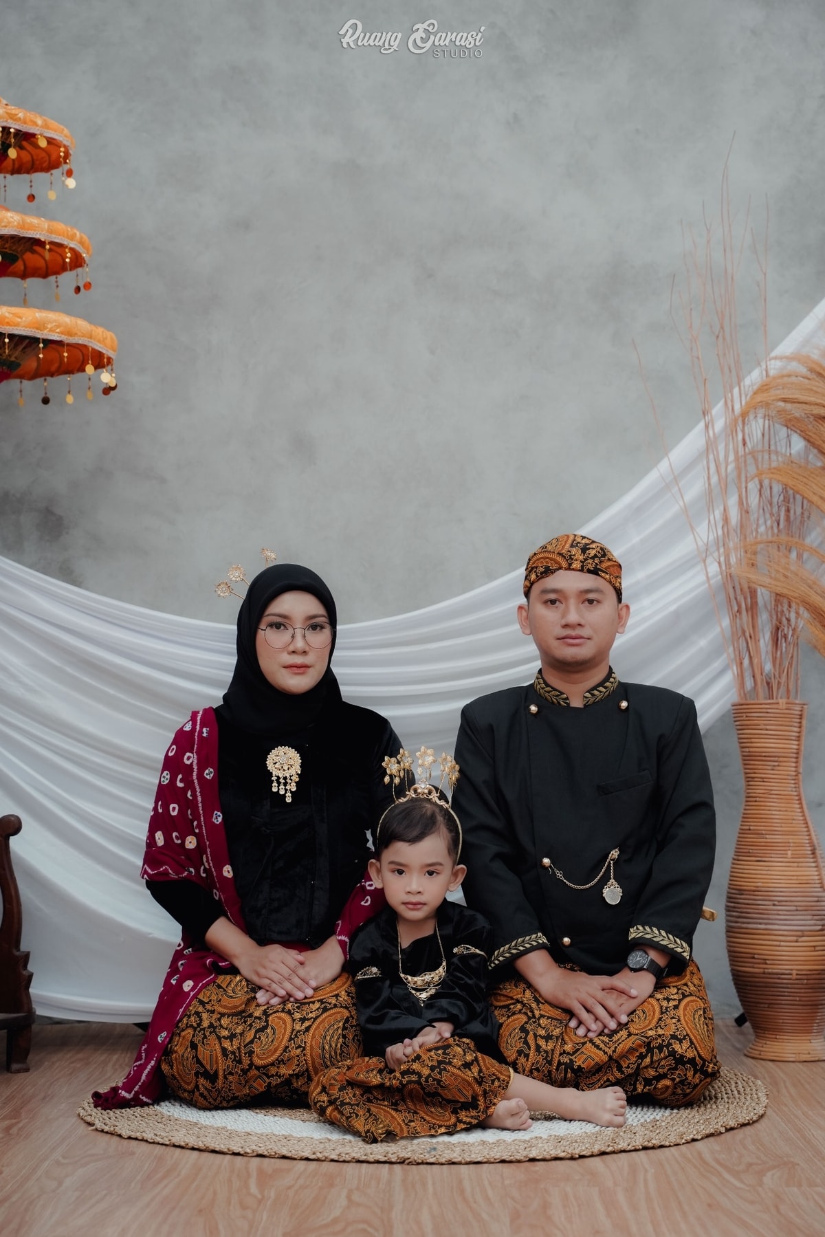 Foto Keluarga Adat Jawa Dina | Ruang Garasi Studio