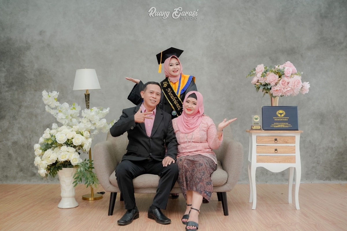 Foto Wisuda Via | Ruang Garasi Studio