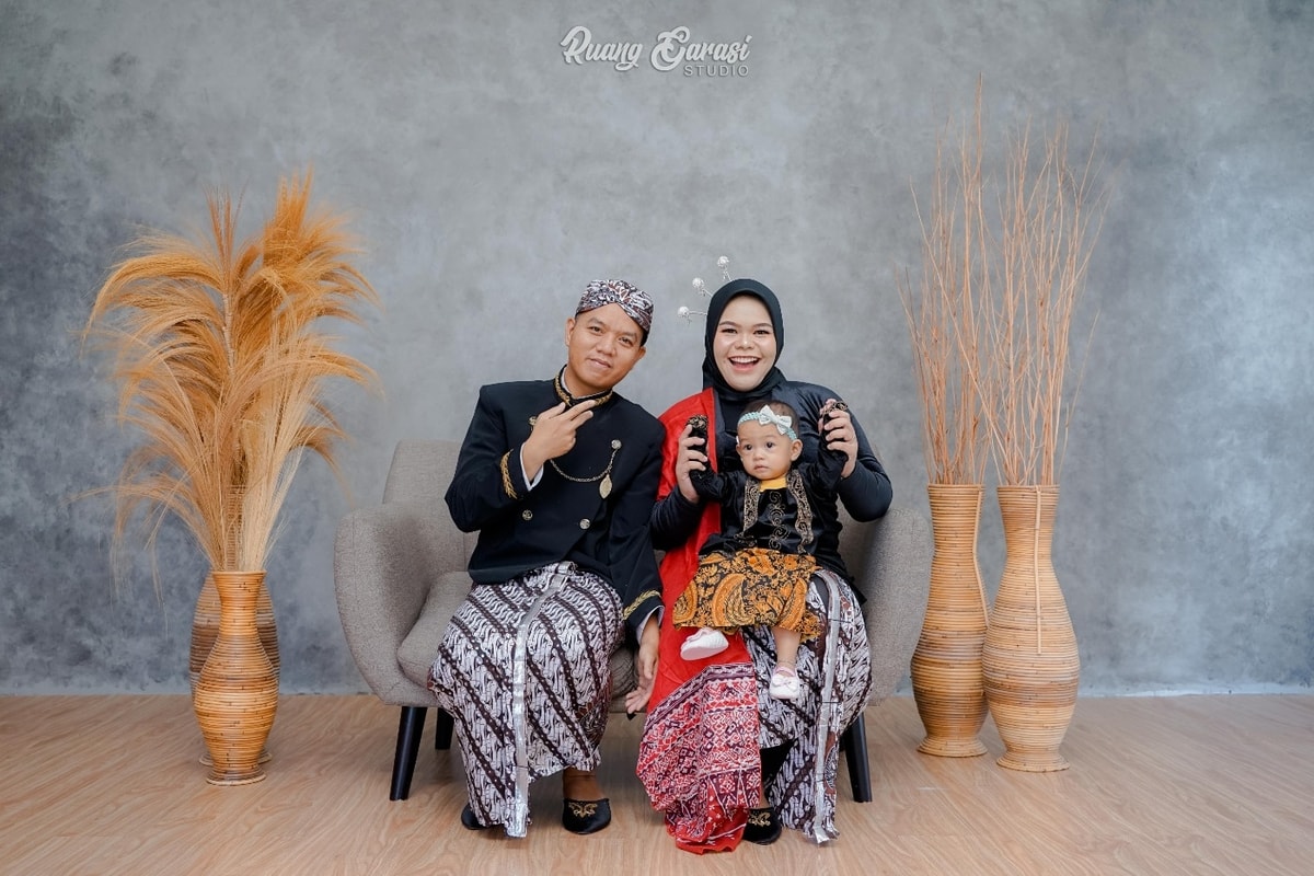 Foto Keluarga Adat Jawa Ica | Ruang Garasi Studio