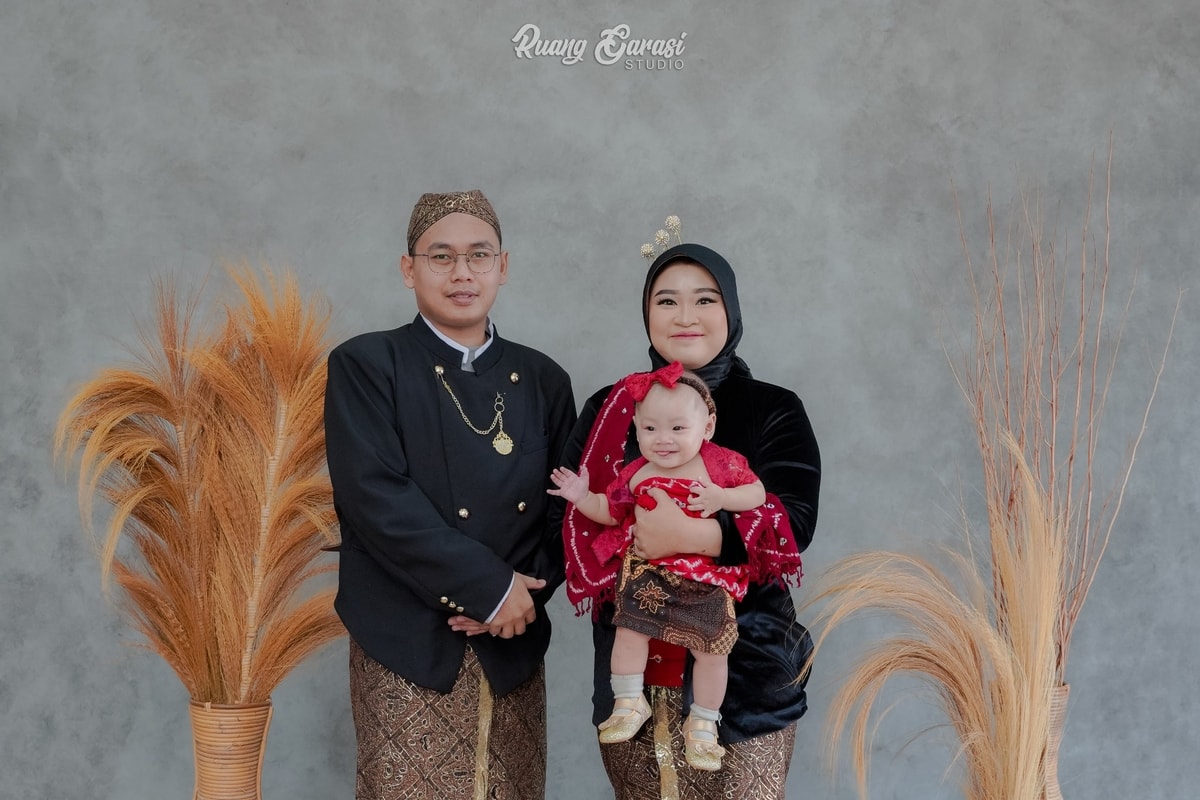 Foto Keluarga Adat Jawa | Ruang Garasi Studio