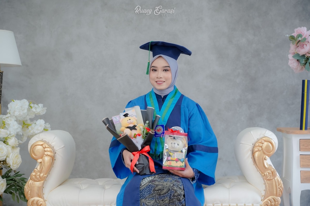 Foto Wisuda Putri | Ruang Garasi Studio