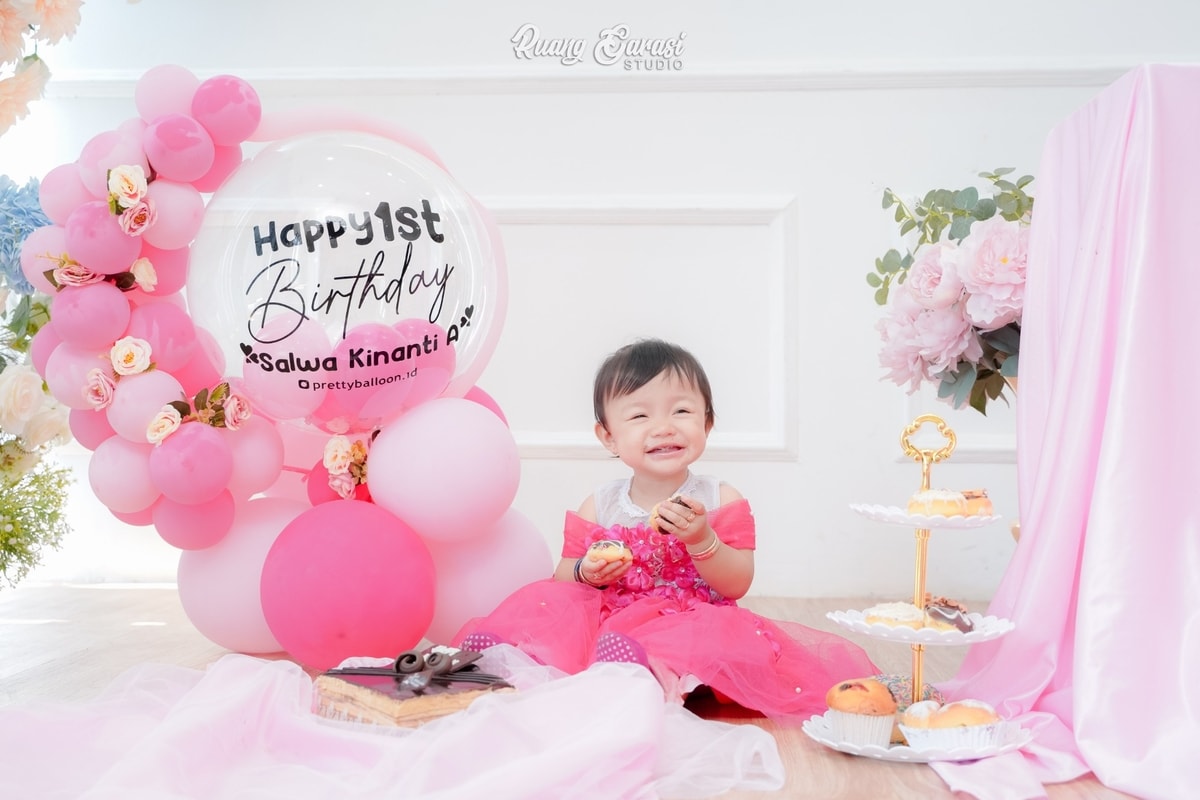 Foto Smash Cake Ulang Tahun Salwa