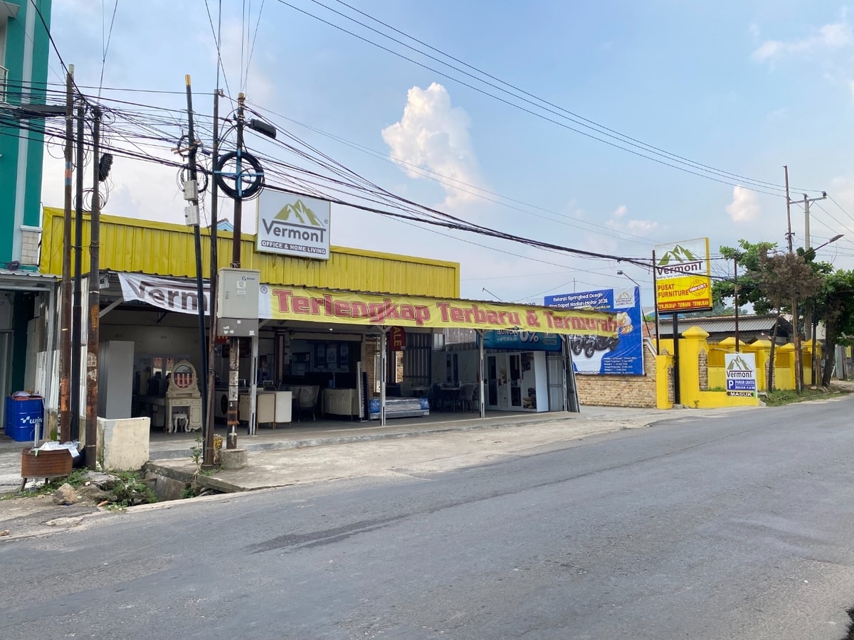 Foto tampak depan toko furniture Vermont Office & Home Living Sukarame Bandar Lampung