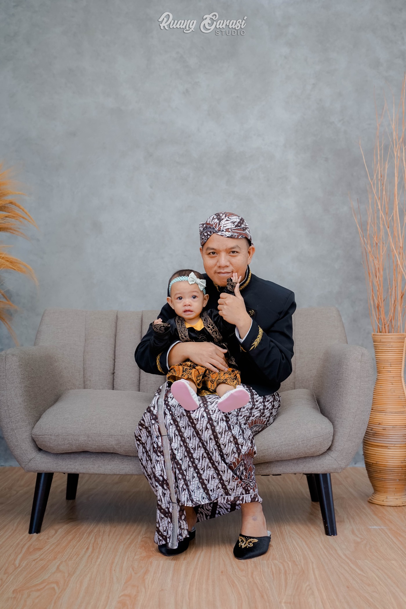 Foto Keluarga Adat Jawa Ica di Ruang Garasi Studio
