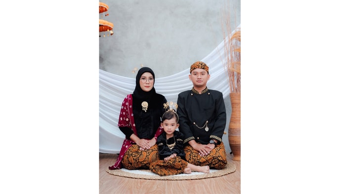 Foto Keluarga Adat Jawa Dina | Ruang Garasi Studio
