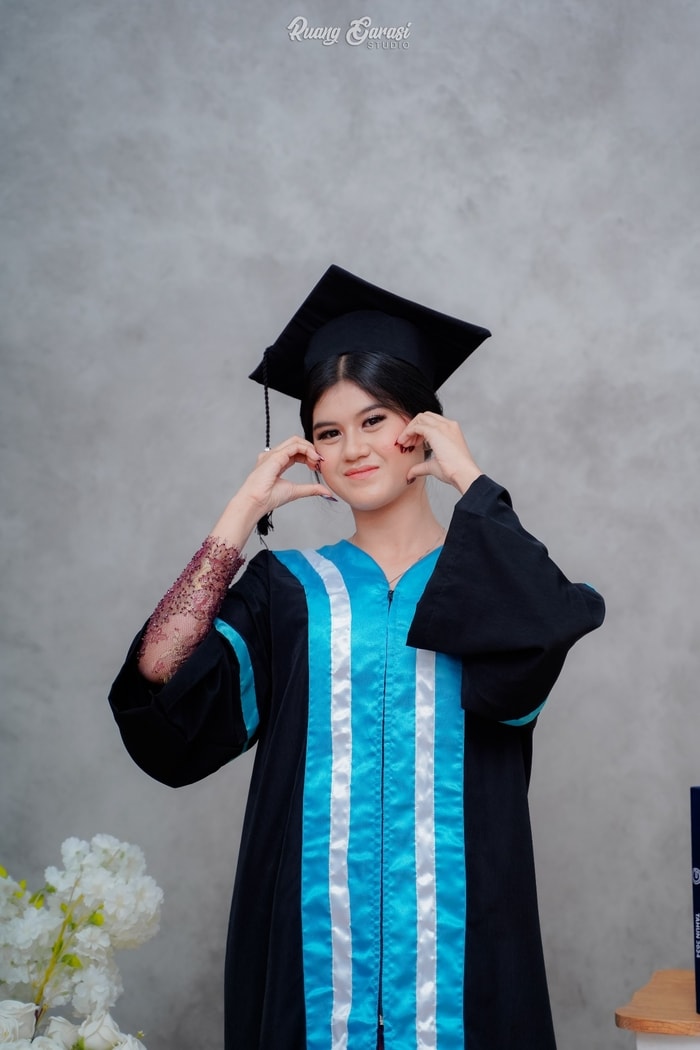 Foto Wisuda Schannon | Ruang Garasi Studio