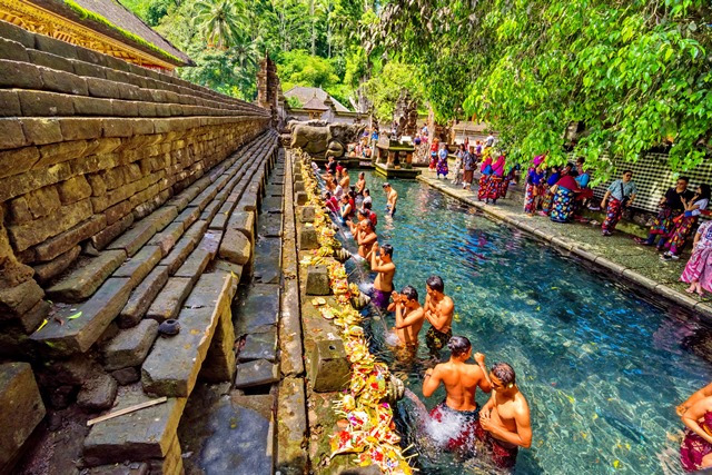 Pura Tirta Empul merupakan Pura Hindu yang dibangun di lereng bukit Desa Manuk Kaya, Tampak Siring. Di Pura Tirta Empul terdapat mata air yang digunakan oleh masyarakat pemeluk agama Hindu untuk pemandian dan memohon tirta suci