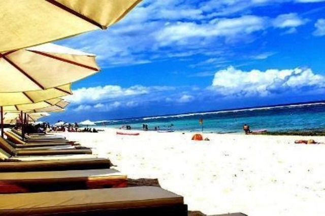 Pantai ini terletak di balik perbukitan dan sering disebut sebagai Pantai Rahasia (Secret Beach). Di sekitar pantai ini terdapat dua tebing yang sangat besar yang pada salah satu sisinya dipahat lima patung Pandawa dan Dewi Kunti