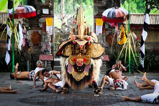 Tari Barong dan Keris Dance menceritakan kisah tentang peperangan abadi antara kebaikan melawan kebatilan, dimana Barong yang merupakan tokoh sentral adalah tokoh yang baik yang selalu menang melawan tokoh jahat Rangda