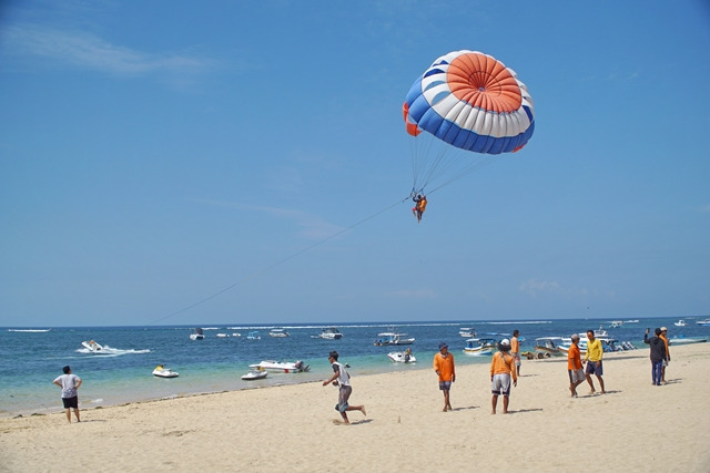 Tanjung Benoa memiliki pasir putih dan gelombang air laut yang tenang, membuat pantai ini sangat cocok untuk aktivitas wisata bahari. Jika Anda hobi akan aktivitas water sport, maka Tanjung Benoa salah satu tempat wisata yang tidak boleh Anda lewatkan saat liburan di Bali