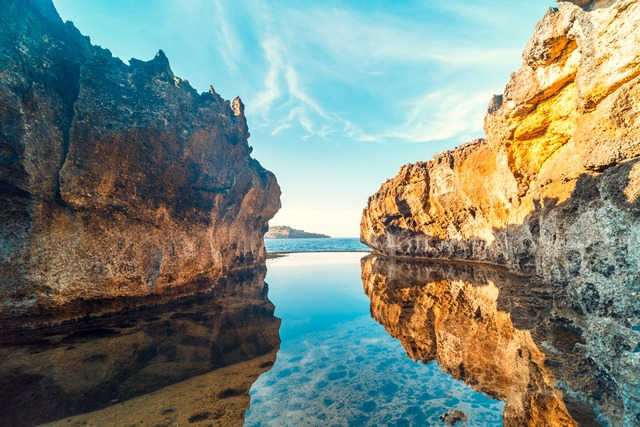 Kolam alami ini berada diantara bebatuan dan tebing di tepi pantai dan berdekatan lokasinya dengan Broken Beach yang sangat terkenal karena keindahan bentuk tebing batu tepi pantainya yang membentuk sebuah lubang raksasa nan unik.