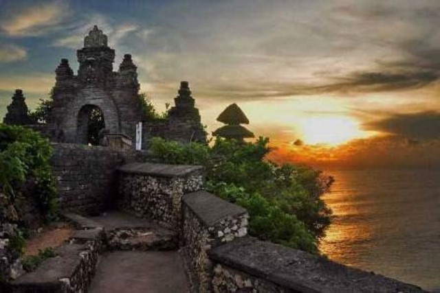 Pura yang terletak di ujung barat daya pulau Bali di atas anjungan batu karang yang terjal dan tinggi serta menjorok ke laut ini merupakan Pura Sad Kayangan yang dipercaya oleh orang Hindu sebagai penyangga dari 9 mata angin.
