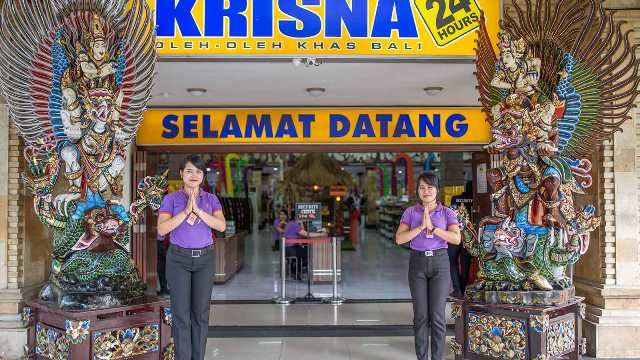 Berkunjung ke Bali, kurang lengkap rasanya jika tidak membeli oleh-oleh. Krisna pun dapat menjadi tempat berbelanja Anda saat di Bali. Mulai dari udeng, aksesoris, hingga kaos dengan kata-kata lucu dapat Anda temukan di sini