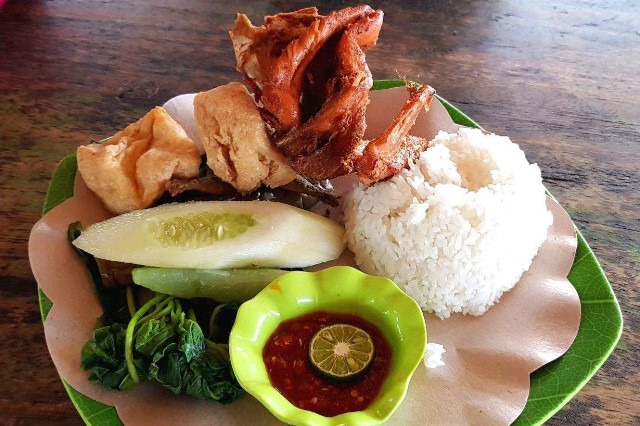 Sego Tempong Khas Banyuwangi : Nasi Putih, Ayam Goreng / Bakar, Lalapan (Bayam, Terong, Labu, Timun), Ikan Asin, Tahu, Tempe, Teh / Air Mineral