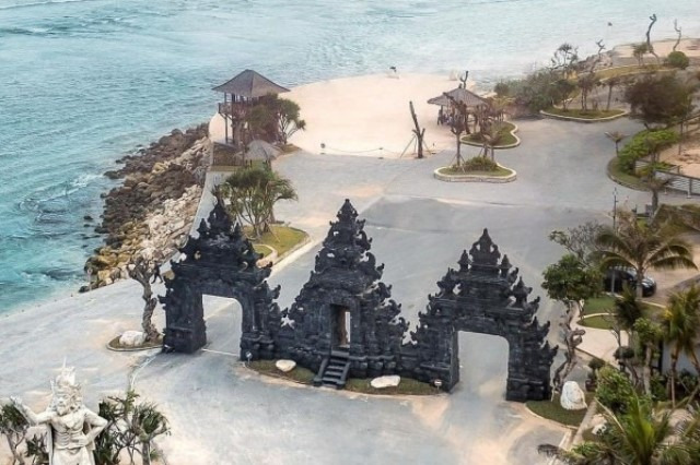 Kebanyakan nama pantai diambil dari nama daerah yang menjadi lokasinya. Beberapa pantai juga diberi nama berdasarkan sejarah tertentu atau kisah masyarakat terdahulu. Sedangkan nama Pantai Melasti diambil dari kebiasaan masyarakat setempat yang kebanyakan beragama Hindu dalam melakukan upacara melasti atau pembersihan.