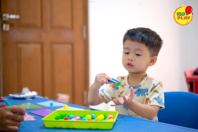 Anak di Kelas Bermain di HLC Play, Melatih Motorik Halus Jari Untuk Persiapan Menulis