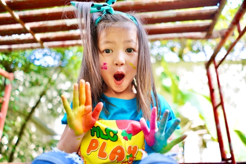 Anak belajar di HLC Play Semarang