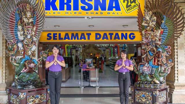Berkunjung ke Bali, kurang lengkap rasanya jika tidak membeli oleh-oleh. Krisna pun dapat menjadi tempat berbelanja Anda saat di Bali. Mulai dari udeng, aksesoris, hingga kaos dengan kata-kata lucu dapat Anda temukan di sini.