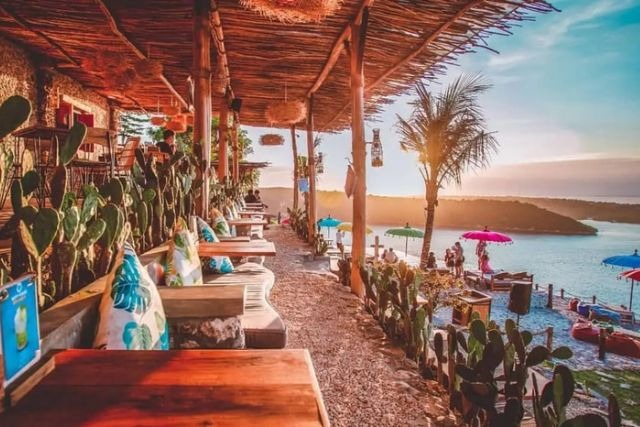 Lokasi restoran ini tidak bisa lebih baik. Berdiri di daerah perbukitan yang menghadap langsung pemandangan pegunungan dan laut yang eksotis.