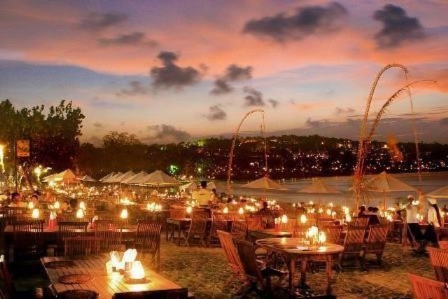 Jimbaran merupakan tempat makan malam yang sangat terkenal di Bali. Suasananya yang romantis serta makanan seafood yang segar nikmat, akan menjadi penutup malam yang berkesan.