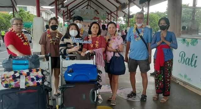 Pengalungan Bunga di Bandara Ngurah Rai