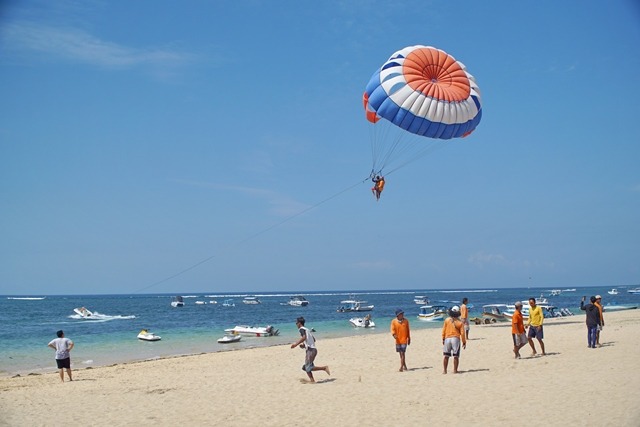 Tanjung Benoa memiliki pasir putih dan gelombang air laut yang tenang, membuat pantai ini sangat cocok untuk aktivitas bahari. Jika Anda hobi akan aktivitas watersport, maka Tanjung Benoa salah satu tempat wisata yang tidak boleh Anda lewatkan saat berlibur di Bali