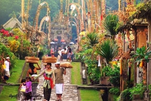 Desa wisata ini menawarkan konsep pemukiman yang ramah lingkungan. Tak ada mobil atau motor yang diperkenankan memasuki kawasan. Kendaraan bermotor hanya bisa masuk hingga pelataran parkir yang disediakan. Rumah setiap keluarga dalam setiap kavling tampak hampir seragam, dengan arsitektur tradisional. Tiangnya dari kayu dengan atap yang khas berupa sirap bambu, dibatasi tembok dan memiliki gerbang khas Bali sebagai pintu masuk.