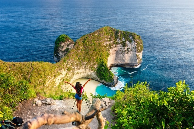 Oleh warga setempat pantai Kelingking lebih dikenal dengan nama pantai Karang Dawa, karena lokasi dari objek wisata ini di dusun Bunga Mekar, Desa Karang Dawa, Kecamatan Nusa Penida. Sehingga lebih dikenal sebagai pantai Karang