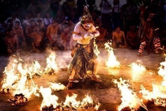 Tarian ini menggambarkan kisah Ramayana saat barisan kera membantu Rama melawan Rahwana. Lagu tari Kecak diambil dari ritual Tari Sanghyang, yaitu tradisi yang penarinya akan berada pada kondisi tidak sadar, melakukan komunikasi dengan Tuhan atau roh para leluhur