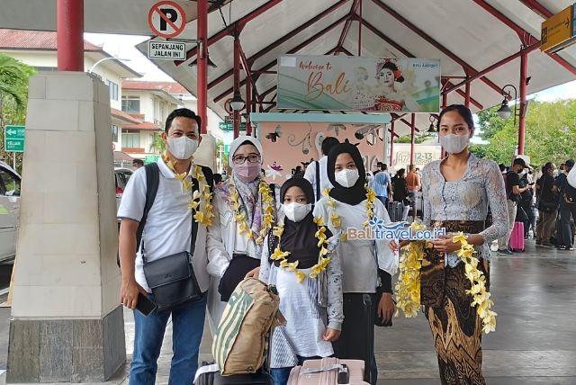 Pengalungan bunga di Bandara Ngurah Rai
