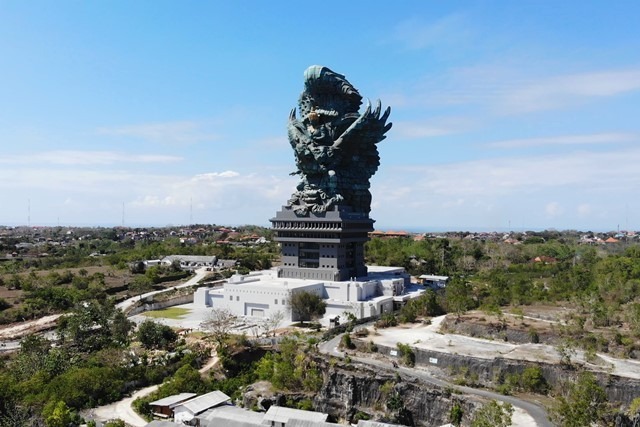 Taman budaya Garuda Wisnu Kencana atau biasa disingkat GWK, adalah sebuah taman wisata di bagian selatan pulau Bali. Di areal taman budaya ini berdiri sebuah landmark atau maskot Bali, yakni patung Dewa Wisnu berukuran raksasa yang sedang menunggangi Garuda setinggi 120 meter.
