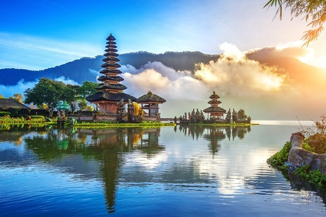Pura Ulun Danu Beratan merupakan tempat menyembah Dewi Danu sang penguasa Danau dan juga Dewi Sri yaitu Dewi Padi. Pura ini berada di tengah Danau Beratan, Bedugul. Pura ini memiliki merupakan keindahan panorama tak terucapkan, yang berada pada ketinggian 850 M di atas permukaan laut.