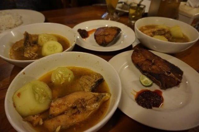 Set Menu Sup Ikan, Ikan Goreng, dan Nasi.