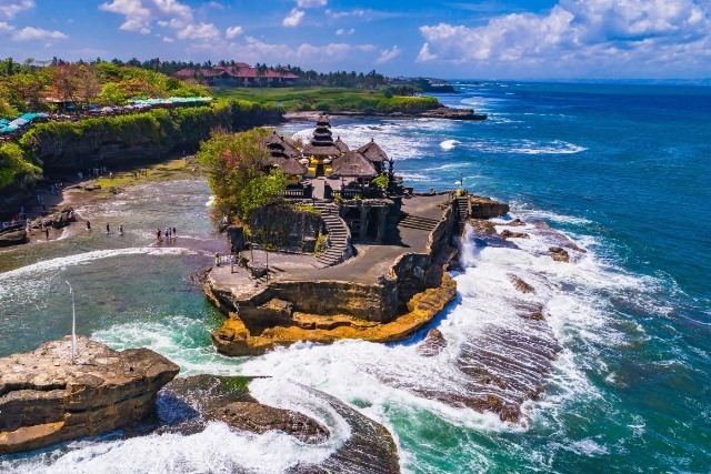 Pura Tanah Lot merupakan pura laut tempat pemujaan dewa-dewa penjaga laut. Tanah Lot yang artinya batukarang yang berada di tengah lautan. Tanah Lot terkenal sebagai tempat yang indah untuk melihat matahari terbenam