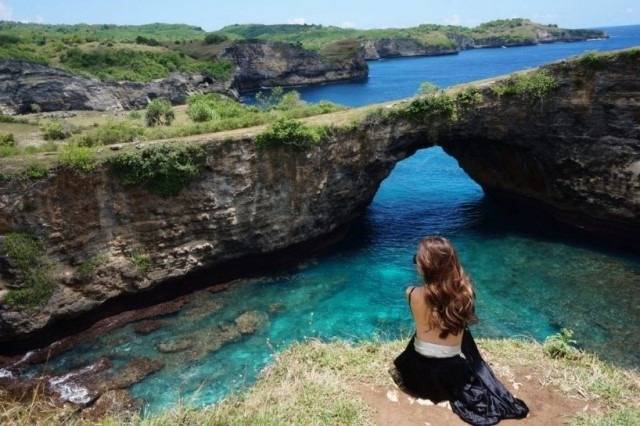 Broken Beach juga dikenal sebagai Pantai Pasih Uug yang punya arti pantai yang patah. Pantai ini memiliki sebuah tebing dengan tinggi sekitar 50-200 meter yang berlubang di bagian tengahnya, sehingga tampak seperti gua yang dialiri air laut