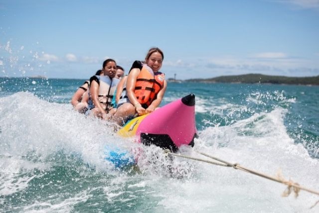 Banana Boat di Tanjung Benoa menggunakan perahu yang bentuknya menyerupai pisang, yang akan mudah ditarik oleh speedboat karena bobotnya yang ringan. Permainan ini dapat dimainkan oleh 3-6 orang.