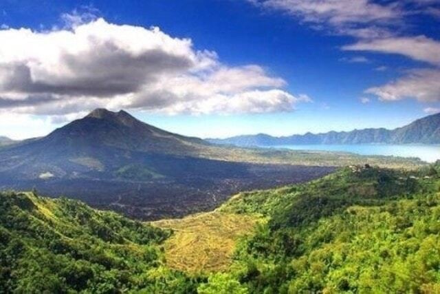 Kombinasi antara Gunung Batur beserta hamparan bebatuan hitam dengan Danau Batur yang berbentuk bulan sabit berwarna biru di sebuah kaldera yang oleh wisatawan-wisatawan dikatakan sebagai kaldera terindah di dunia.