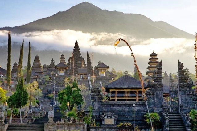 Pura Besakih adalah kompleks pura terbesar di Indonesia. Kegiatan semua pura yang ada di Bali dipusatkan di sini. Setidaknya ada 46 pura yang dibagi menjadi tiga bagian di dalam area Pura Besakih. Pura utama ialah Penataran Agung yang menempati bagian tertinggi dalam kompleks Pura Besakih.