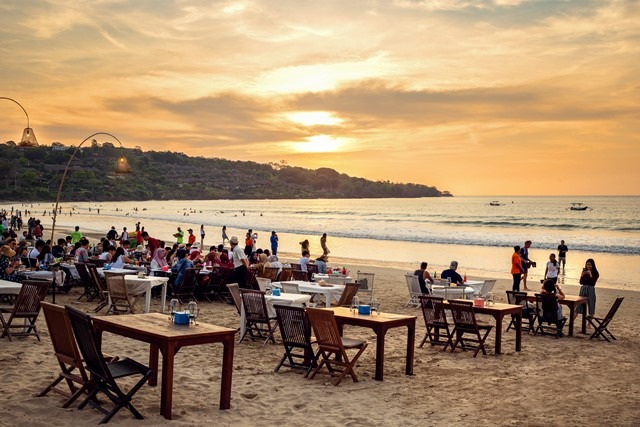 Jimbaran merupakan tempat makan malam yang sangat terkenal di Bali. Suasananya yang romantis serta makanan seafood yang segar nikmat, akan menjadi penutup malam yang berkesan.